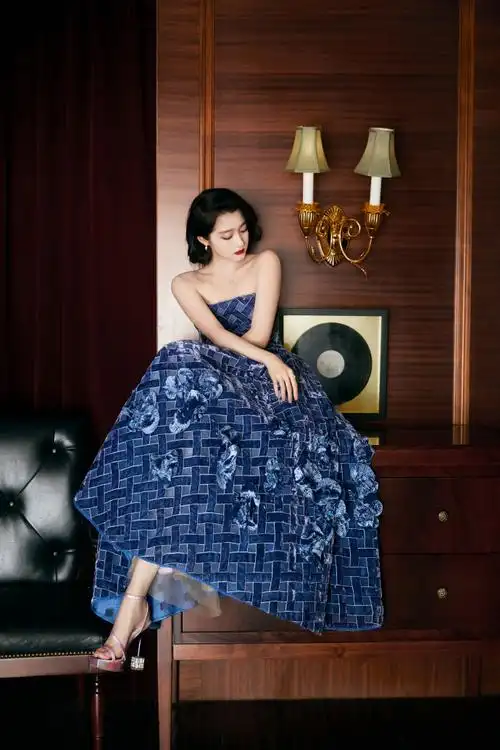 eric时尚星闻##关晓彤蓝色妖姬