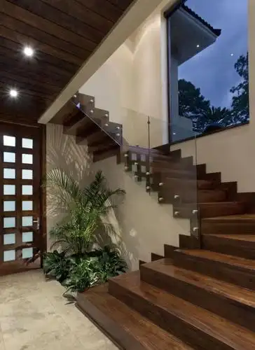 楼梯是装修时的一个大项,但很多人家里的楼梯无论是款式还是功能