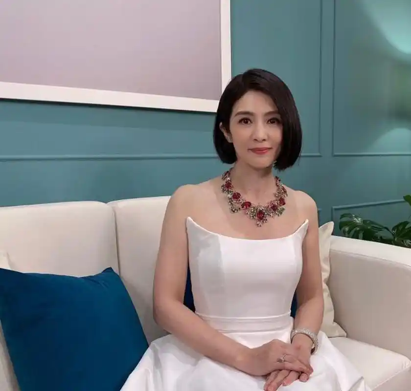 近日,许久未见的杨采妮公开亮相于tiffany & co.
