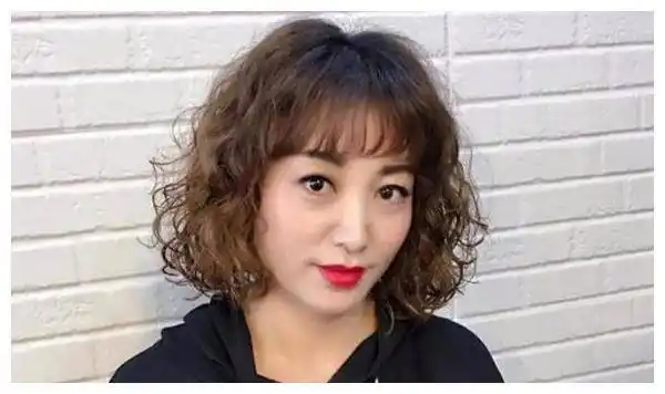 原创女人过了50岁就剪这几款发型轻熟微卷发时尚优雅魅力十足