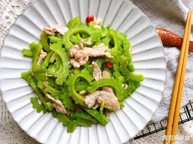苦瓜炒肉片用上这2个小妙招,荤素搭配,清脆爽口,肉片香气四溢