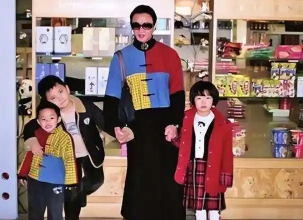 金星宣布重新登记再结婚丈夫还是原来的那个人