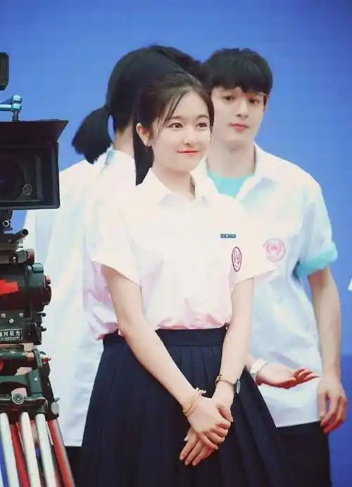 赖冠霖寸头亮相开机现场,不再是白月光学长?一心打扰她学习?