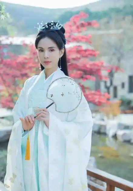 54岁李若彤穿古装射箭吹笛又美又飒