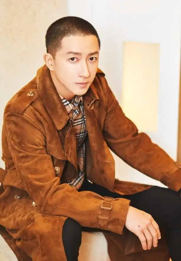 35岁韩庚留寸头超有男人味,穿驼色大衣配格纹衬衫,尽显成熟!