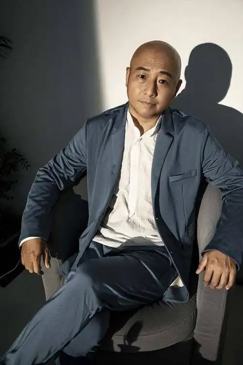 周晓鸥全新写真大片鸥曝光 光头与西装造型的碰撞令人惊喜