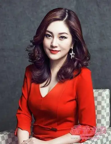 中年女性中长卷发发型 中年女性长卷发发型教程