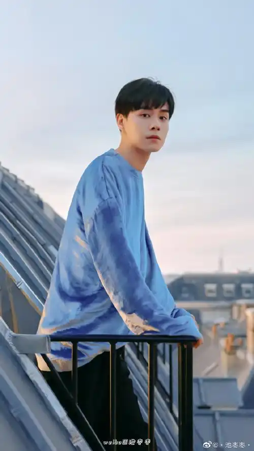 胡一天巴黎时装周丝绒墨镜造型##胡一天巴黎路透