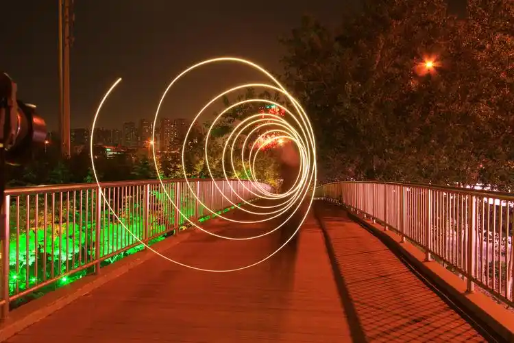 环湾大道夜景车轨