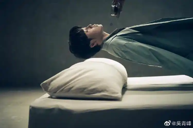 来一波吴青峰的美照