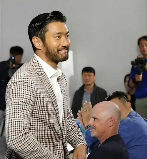 11月5日,崔始源也更新了自己的instagram,对自己改变后的样子感到非常