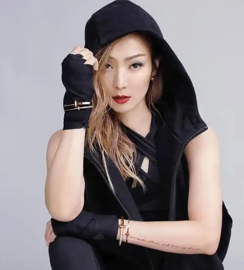 郑秀文穿深v露背西装性感优雅!不老魔女真有47岁?