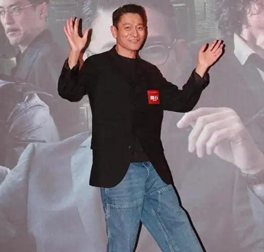 62岁刘德华近照老态龙钟满头白发啤酒肚凸起一脸愁容震撼网友