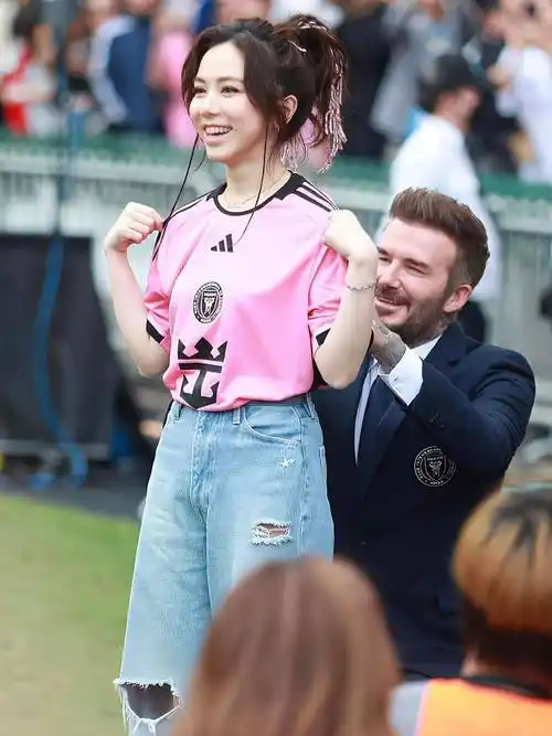 穿西装闪耀香港绿茵场帅气爆棚,比梅西体面多了_贝克汉姆_造型_休闲