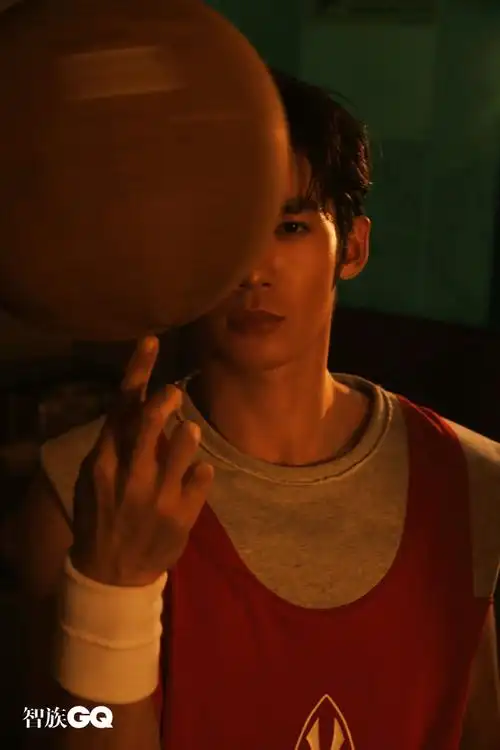 处女作就拿下金鸡奖最佳影片的新人演员于适首登顶级男刊gq智族十一月