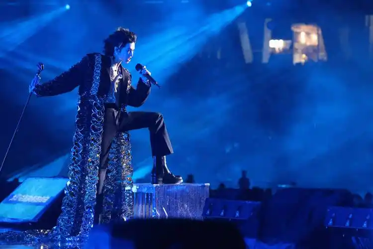 华晨宇鸟巢四面台:打破多项纪录,奥运舞美引发点击狂潮!