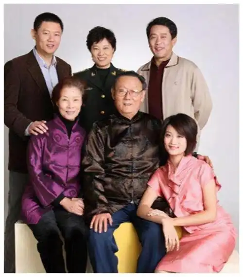 她是国家一级演员儿子是著名导演儿媳是影后女儿成国人骄傲