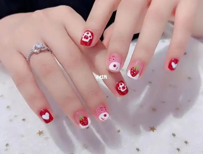 2022年可爱短甲草莓美甲