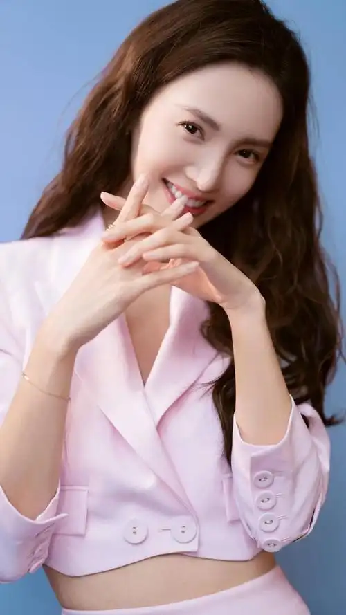 演员金晨,舞姿优美,身材高挑,来看美照