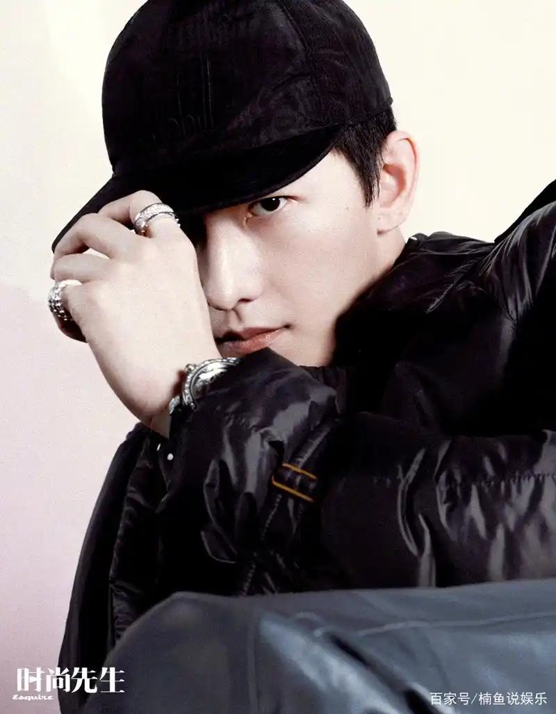 杨洋一出场就惊艳了!拍时尚封面尽显帅气,妥妥的赛车手