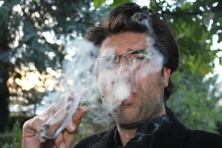 正在抽烟的人图片 第11张 尺寸:5184x3456 (天堂图片网)