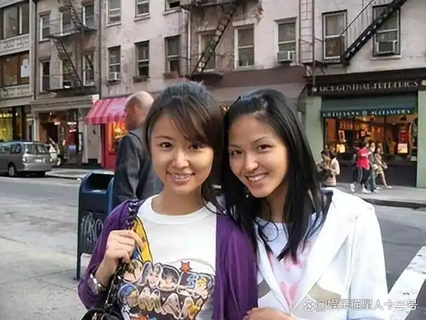 林心如长着一双大眼睛和双眼皮,她的容貌楚楚动人,很容易赢得观众的