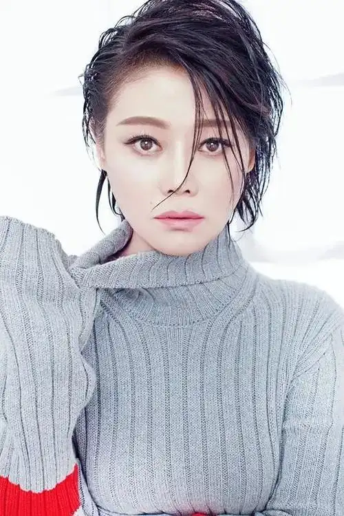 何静(北京市人,中国内地女歌手,国家一级演员,"五个一工程奖"的获得者