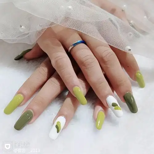 绿色圆形夏天简约美甲图片