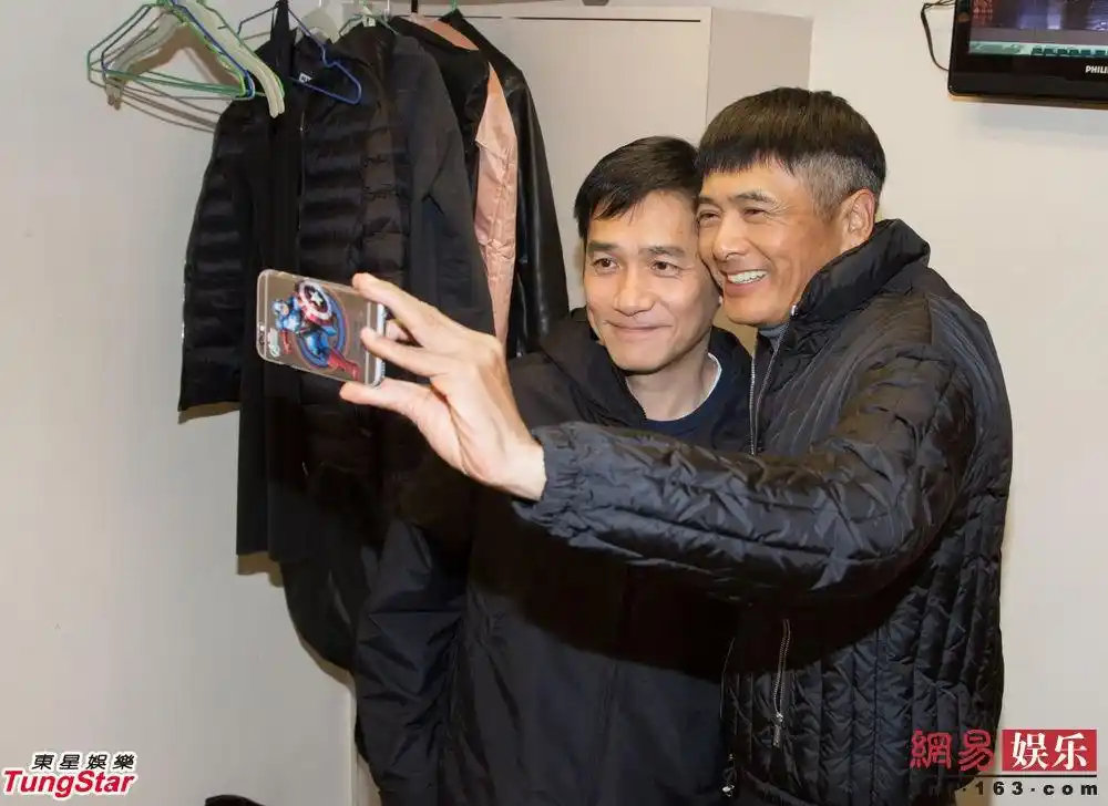 梁朝伟周润发后台相逢玩自拍