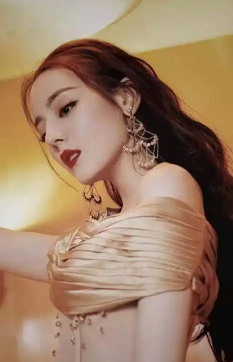 迪丽热巴的金色拼接人鱼裙,火红的嘴唇,曼妙的身材,无非是惊世骇俗