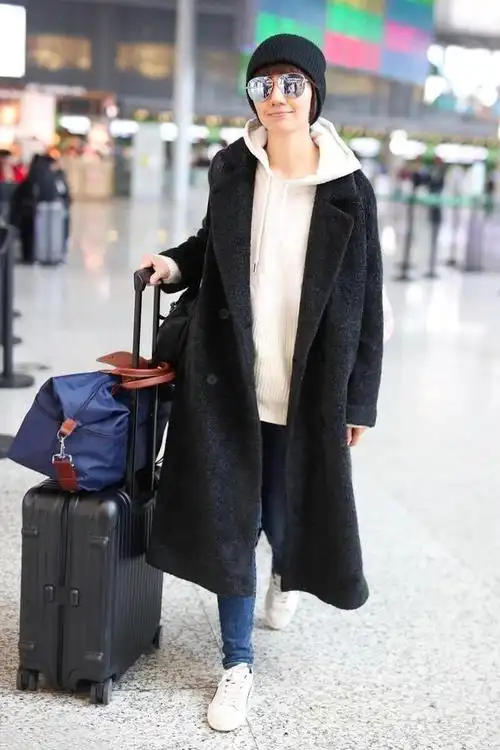 袁泉又带火了一种简约穿法羊羔毛外套牛仔裤马丁靴时髦洋气