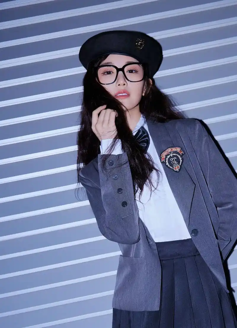 毛晓彤学生装青春活泼写真