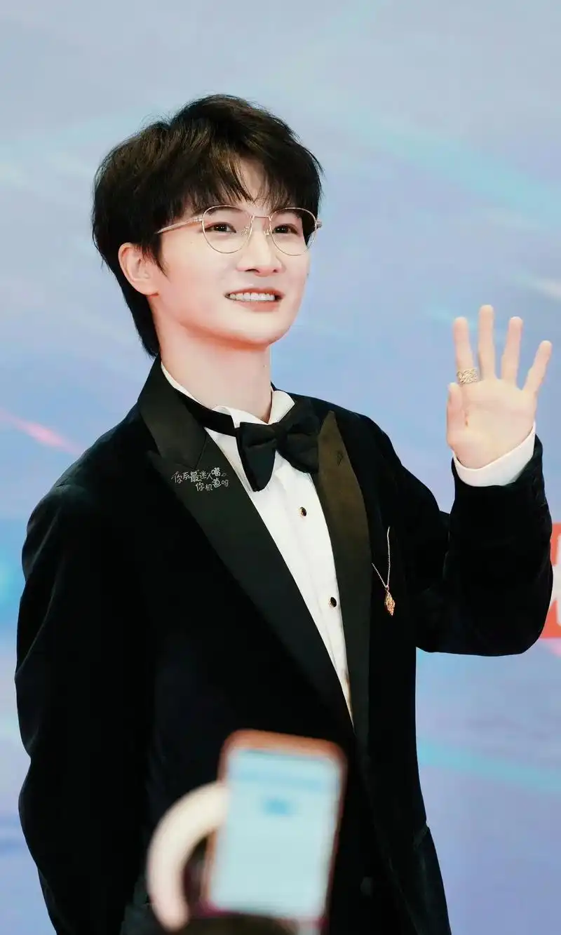 今日份深深,期待今晚舞台#周深 #西装杀 #m榜见面会 - 抖音