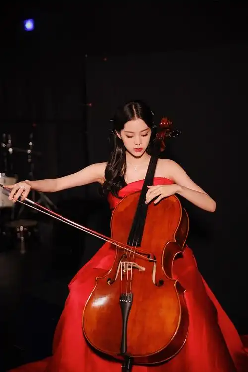 欧阳娜娜穿红裙惊艳拉大提琴气质满满