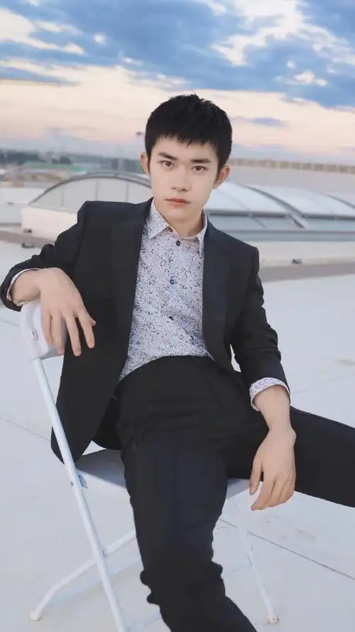 易烊千玺宝马新生代代言人##易烊千玺平头