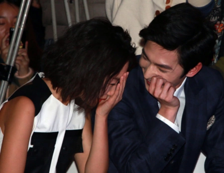 周冬雨与杨洋贴面热聊你怎么看?