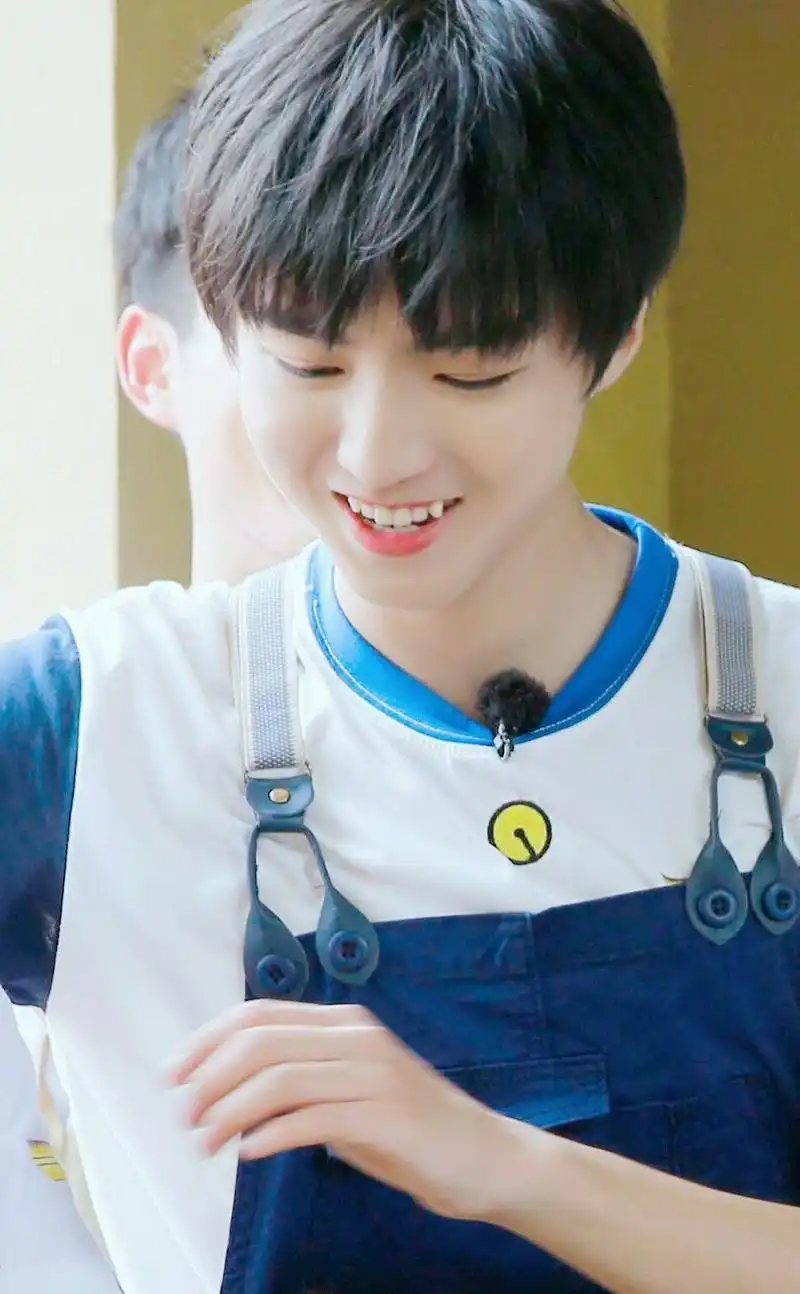 分享王俊凯超可爱的虎牙合集 又酷又帅又甜的男孩子上线