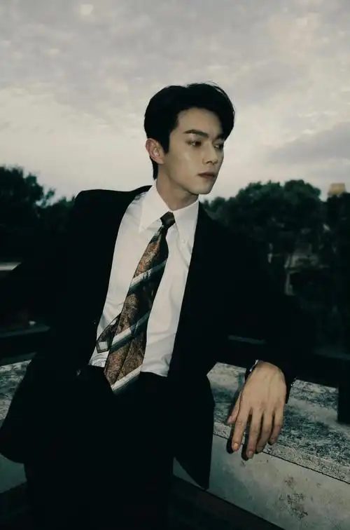 黑西装的许凯太帅了吧,怎么会有人不选韩廷呢?|许凯_新浪新闻