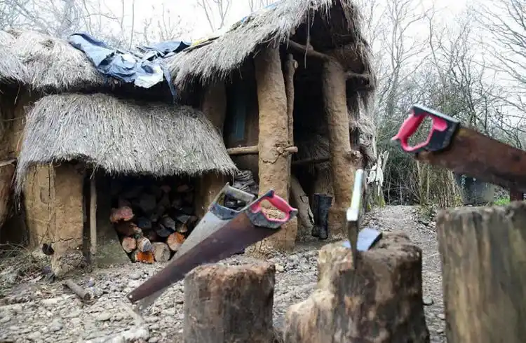 男孩大学刚毕业就逃离城市,隐居深山老林里过上了原始生活