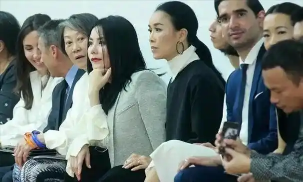 那英王菲同框优雅差距明显