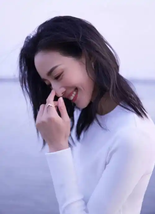 张钧甯最新写真身穿一袭白色露腰长裙,曼妙身材尽显无遗,美得让人窒息