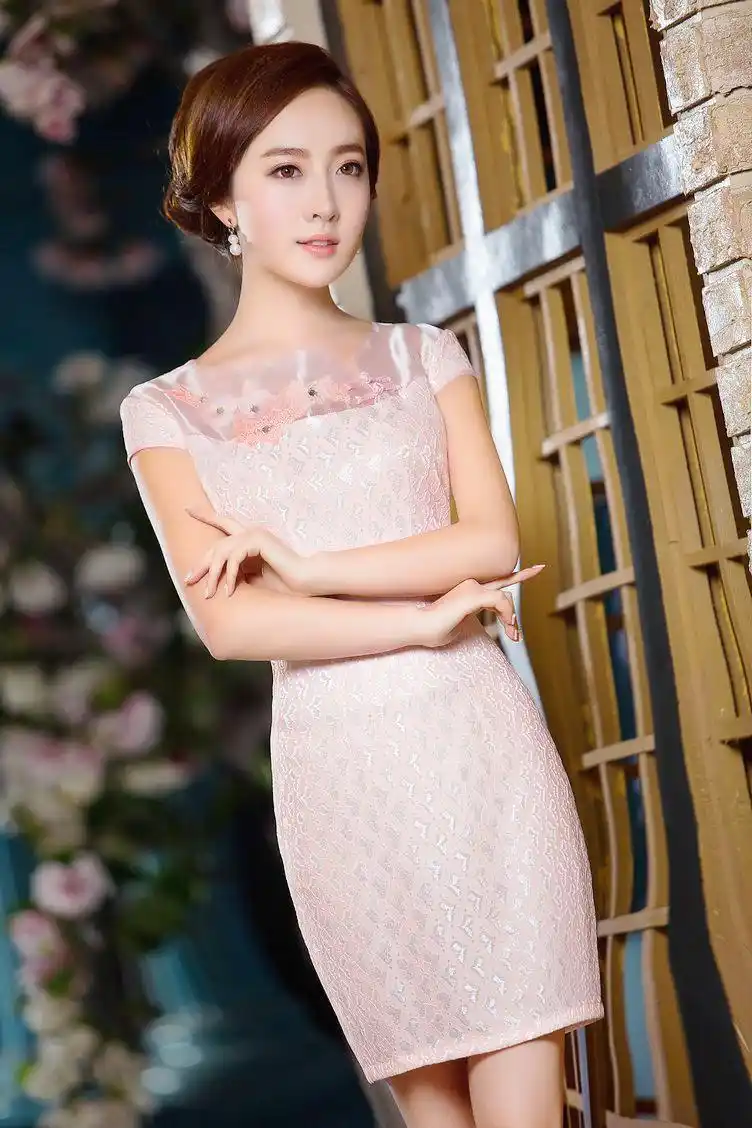 镜头下一个端庄美丽的高雅气质丽人