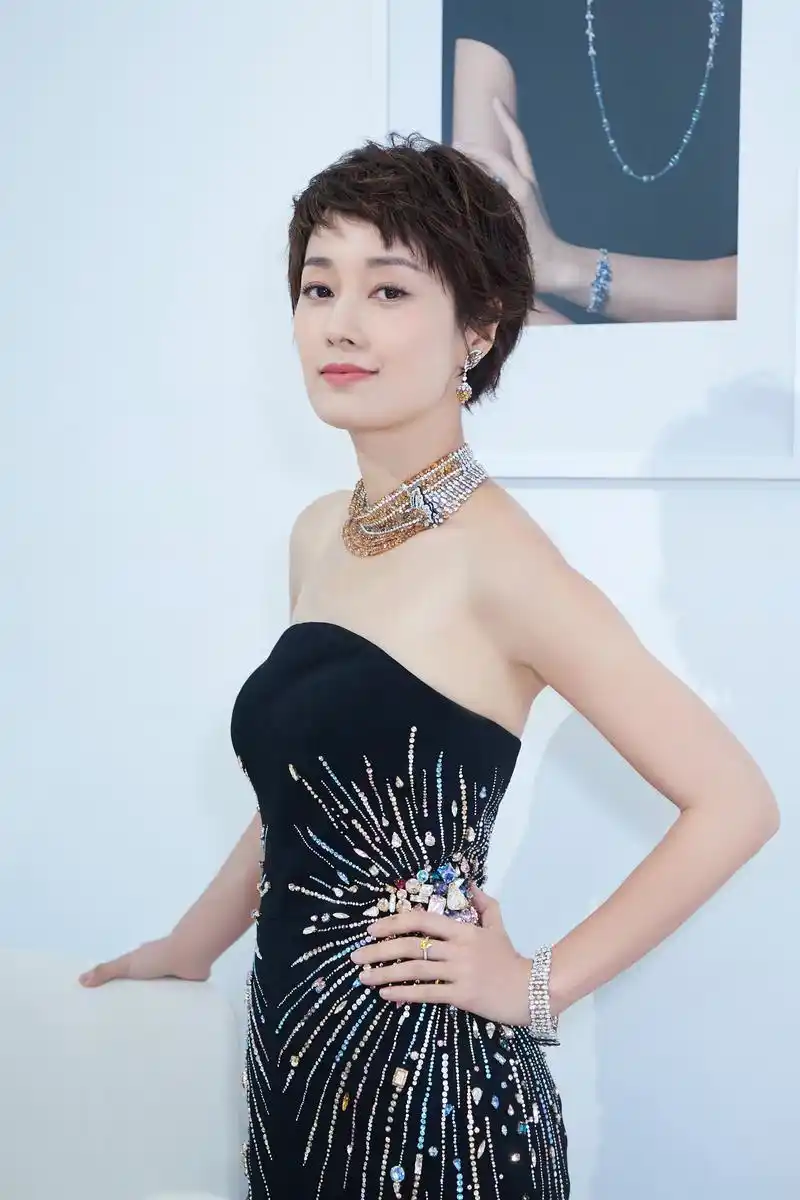 马伊琍露肩礼服亮相秀锁骨 佩戴高级珠宝优雅大气