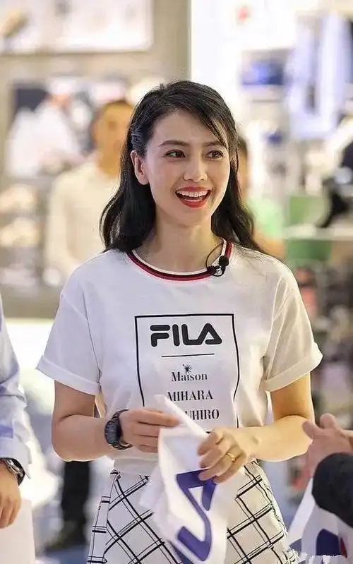 没有美颜的高圆圆竟然长这样状态真实还显老好在不影响气质