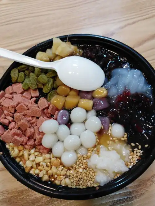 小汤圆,玫瑰酱,芋丸,糍粑丁,花生碎,白芝麻,蜜红豆,椰果等,而且冰粉