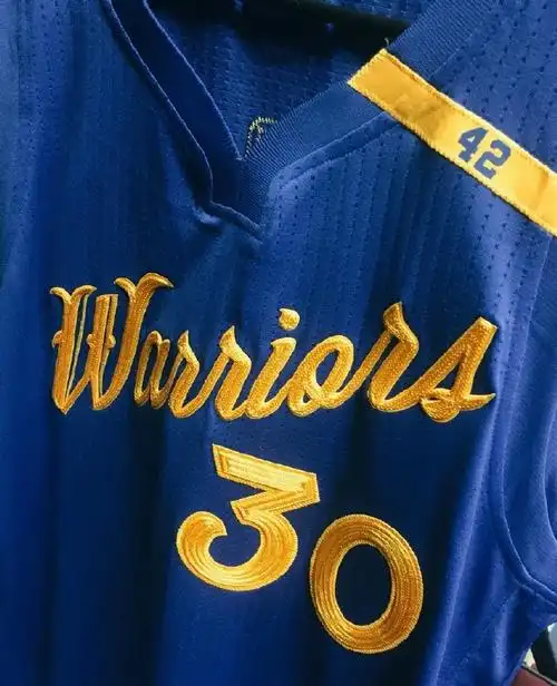 nba金州勇士圣诞大战的圣诞球衣!