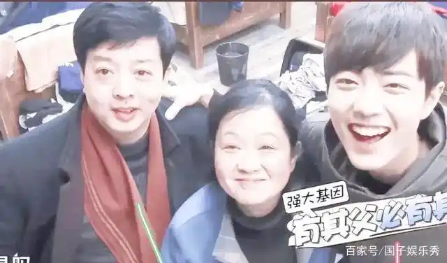 肖战的生日到了,父母远远地聚在一起,一家三口在同一个框架温馨