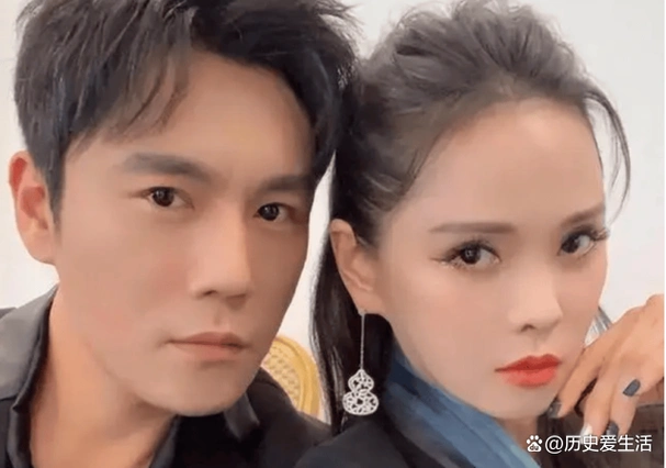 伊能静靠在老公腿上,秦昊手摆放的位置引人注目:结过婚的都懂