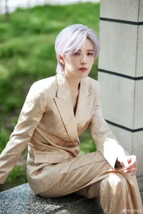 陆柯燃k身着fendi 2023夏季胶囊系列,素雅淡色自带悠然气息,利落西装