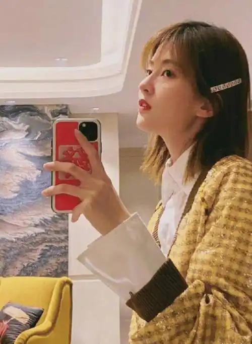 乔欣自拍不用美颜滤镜,直接用原相机拍腿,看到镜子中她,腿长真实_女明